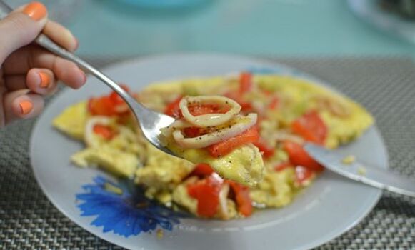 Protein diyeti için kalamarlı omlet