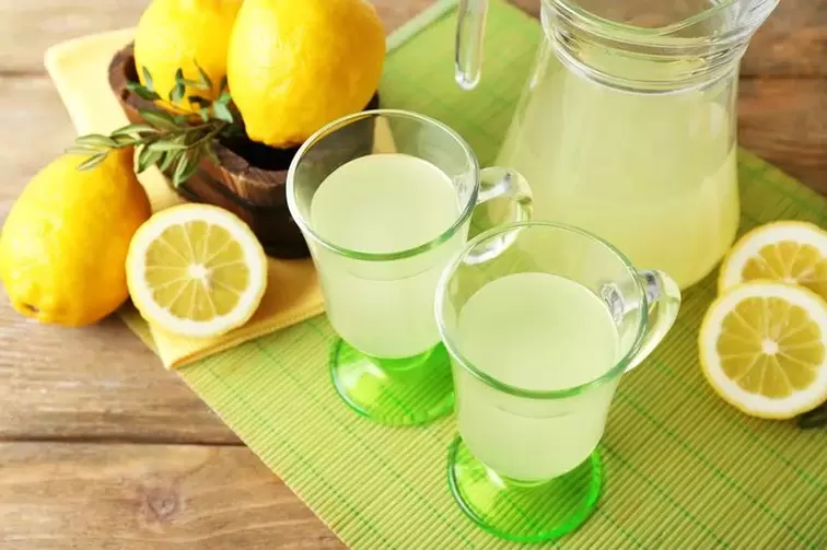 Diyet için limonlu su