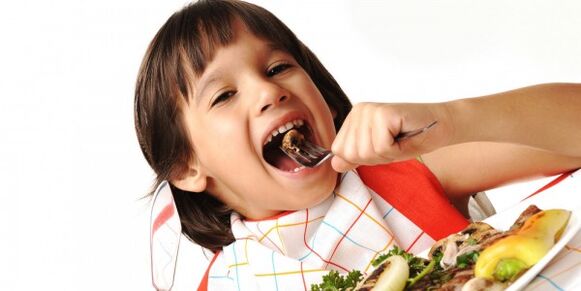 çocuk pankreatitli bir diyet sırasında sebze yiyor